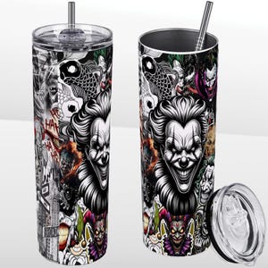 Puede incluir: Dos vasos de acero inoxidable con un estampado gráfico en blanco y negro de una cara de payaso y otras imágenes. Los vasos tienen una capacidad de 20 oz y tienen una tapa de paja.