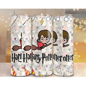 Può includere: Tre bicchieri bianchi a tema Harry Potter. I bicchieri presentano un'immagine di cartone animato di Harry Potter che vola su una scopa con uno sfondo bianco e uno schema di stelle, fulmini e occhiali. Il testo "Harry Potter" è stampato sui bicchieri.