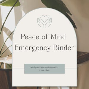 Puede incluir: Una carpeta de emergencia blanquecina con el texto "Peace of Mind Emergency Binder" en una fuente elegante. La imagen incluye un símbolo de corazón y el texto "All of your important information in one place."