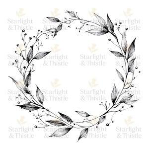 Può includere: Un design di ghirlanda floreale in bianco e nero. La ghirlanda è circolare, composta da foglie dettagliate, bacche e delicati rami. Il testo "Starlight & Thistle" è ripetuto sul bordo.