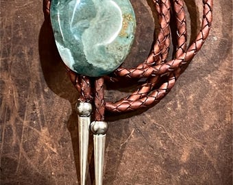 Cravatta Bolo in giada verde: collana placcata in argento da cowboy western - Italia Cravatta Bolo in giada verde: collana placcata in argento da cowboy western - Italia