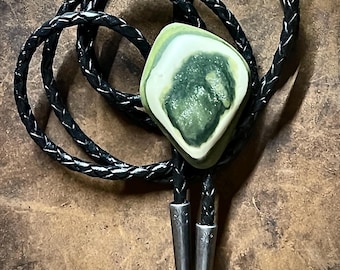 Serpentin Bolo Halskette, Hochzeitskrawatte, Naturstein, Echtleder, Handgemacht