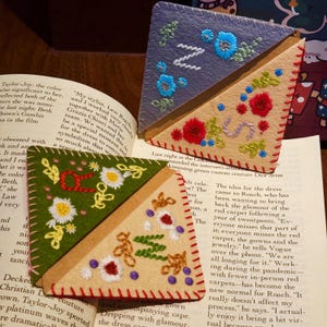 Marcadores personalizados, regalos para lectores, regalos para lectores, 26 letras del alfabeto y 4 estaciones, marcadores de página de fieltro con esquinas cosidas en forma de triángulo, amantes de los libros