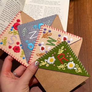 Marcador de página de canto bordado à mão, marcador de página personalizado do alfabeto de A a Z, presentes artesanais para amantes de livros, presente de mãe