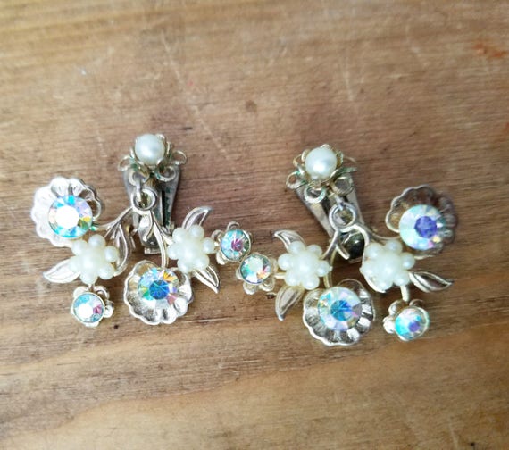 Beautiful Vintage crystal Clear Faux Pearl Flower… - image 3