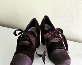 CoOl 1990s Kenneth Cole UNLISTED Velvet and Satin Chunky Brown lace up Shoes Heels