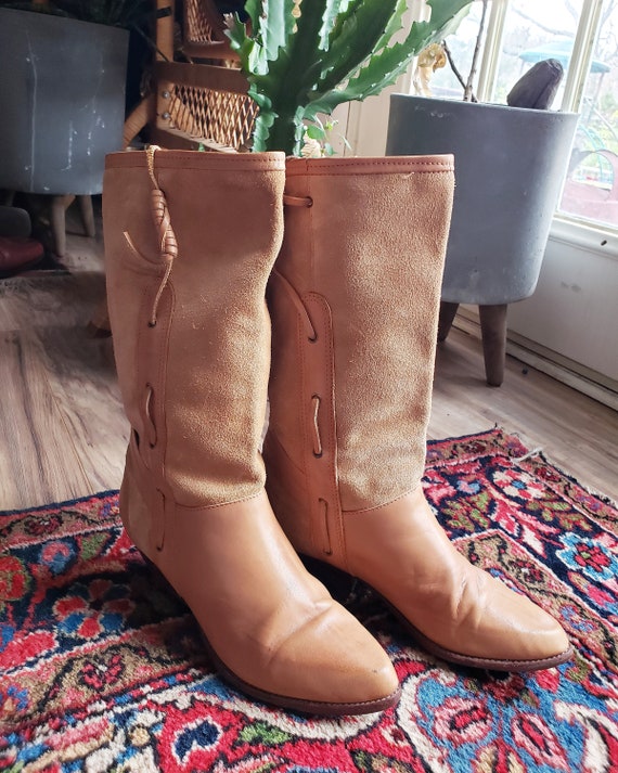 Beautiful Vintage 1970s 1980s Tan Suede Leather Bo