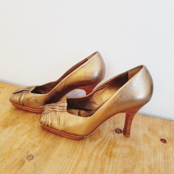 AmAzInG Vintage 1970s BRONZE Shimmery Peep Toe Pl… - image 6