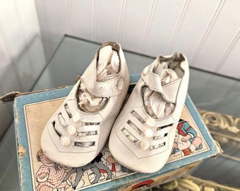 Amazing Vintage White and faux Pearl Opal Endicott Johnson Lollypops newborn baby Mary Jane shoes