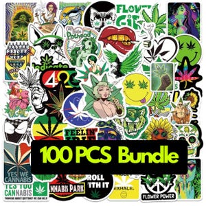 Può includere: Una collezione di adesivi colorati con vari disegni, tra cui foglie di cannabis, personaggi dei cartoni animati e testo. Gli adesivi presentano una varietà di colori e stili, con il testo "100 PCS BUNDLE" ben visibile.