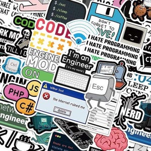 Può includere: Una collezione di adesivi colorati a tema tecnologia e programmazione. I disegni includono una tastiera, un floppy disk, un cervello e testi come "I hate programming" e "I'm an Engineer".