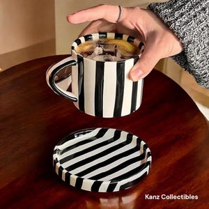 Conjunto de xícara e pires de café de cerâmica listrada preta e branca vintage feito à mão – elegantes utensílios de bebida de inspiração retrô para casa e café
