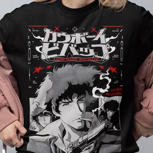 Może przedstawiać: Czarny t-shirt z grafiką z anime Cowboy Bebop. Projekt zawiera japoński tekst, czerwone gwiazdy i obrazy Spike'a Spiegela. Koszulka jest noszona przez osobę.