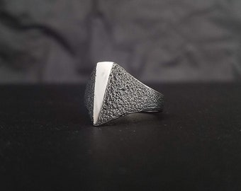 Anillo industrial geométrico - Anillo de cuña triangular - Ennegrecido y texturizado.  Plata de ley.  Hecho a mano