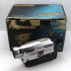 Videocámara Panasonic NV-RZ10 en caja compacta con cinta analógica VHS C RZ10B