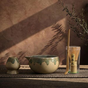 Matcha-teservis med böljande vårmotiv, Chawan-skål med droppglasyr för ugnsbyte, visphållare i bambu