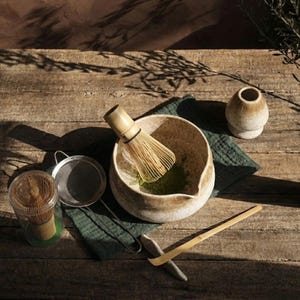 Juego de cuenco para matcha color crema moteado, chawan de cerámica y batidor de bambú, kit para la ceremonia del té. imagen 4