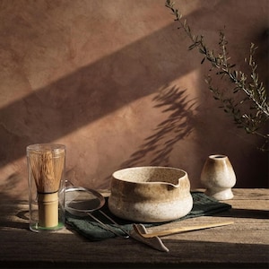 Conjunto de chá matcha artesanal em cerâmica: kit para cerimônia japonesa com detalhes em creme.