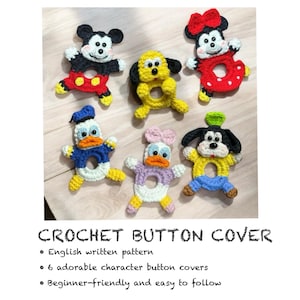 Op de afbeelding: Een verzameling van zes gehaakte karakterknophoezen, waaronder Mickey Mouse, Minnie Mouse, Goofy, Donald Duck, Daisy Duck en Pluto. Elke hoes is felgekleurd en toont herkenbare karakterdetails. De tekst "CROCHET BUTTON COVER" is ook zichtbaar.