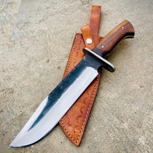Coltello Bowie Clip Point fatto a mano: regalo di caccia personalizzato, manico in palissandro con fodero