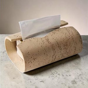 Puede incluir: Un letrero de madera rústica con el texto "Welcome to our home" en letras blancas. El letrero presenta un acabado envejecido y un diseño sencillo y acogedor, ideal para un porche o entrada.