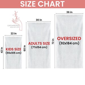 Pu&ograve; includere: Tabella delle taglie per asciugamani in tre misure: Bambini (55x105 cm), Adulti (77x154 cm) e Oversize (92x184 cm). La tabella mostra le dimensioni in pollici e centimetri.