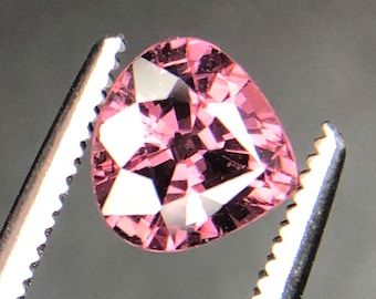 Natuurlijke roze hart-spinel – 0,80 karaat losse edelsteen
