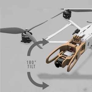 Könnte beinhalten: Detaillierte Ansicht einer Drohne mit Kamerahalterung. Die Drohne hat graue Propeller, einen weißen Rahmen und ein kameragehäuse in Beige. Die Abbildung enthält eine Pfeilgrafik, die eine 180-Grad-Neigung anzeigt.