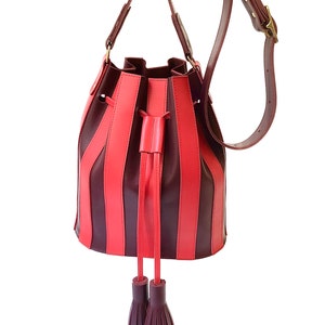 Handgemachte gestreifte weinrote und rote Ledertasche La Lisette