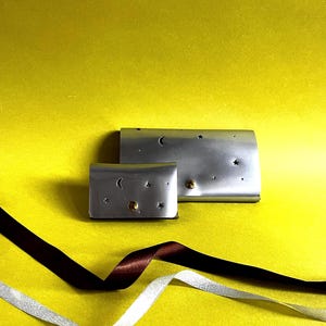 Kartenhalter aus silberfarbenem Leder, metallic mit ausgestanzten Sternen