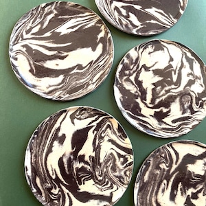 Keramische borden met marmerlook, unieke handgemaakte wanddecoratie.