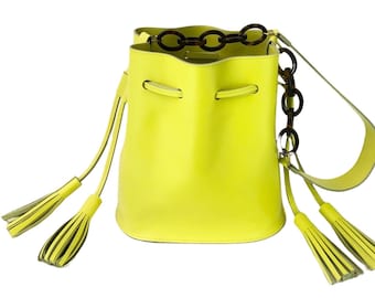 Sac seau en cuir jaune avec pampilles