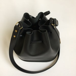 Sac seau en cuir artisanal Noir, cadeau parfait image 4