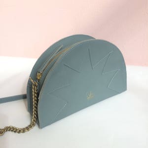 La Lisette Halbmond Ledertasche, Pastellblau Zick Zack, Umhängetasche, Hellblau, Graublau, Jeansblau