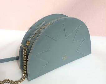 Sac en cuir demi-lune La Lisette, zigzag bleu pastel, sac à bandoulière, bleu pâle, bleu gris, bleu jean