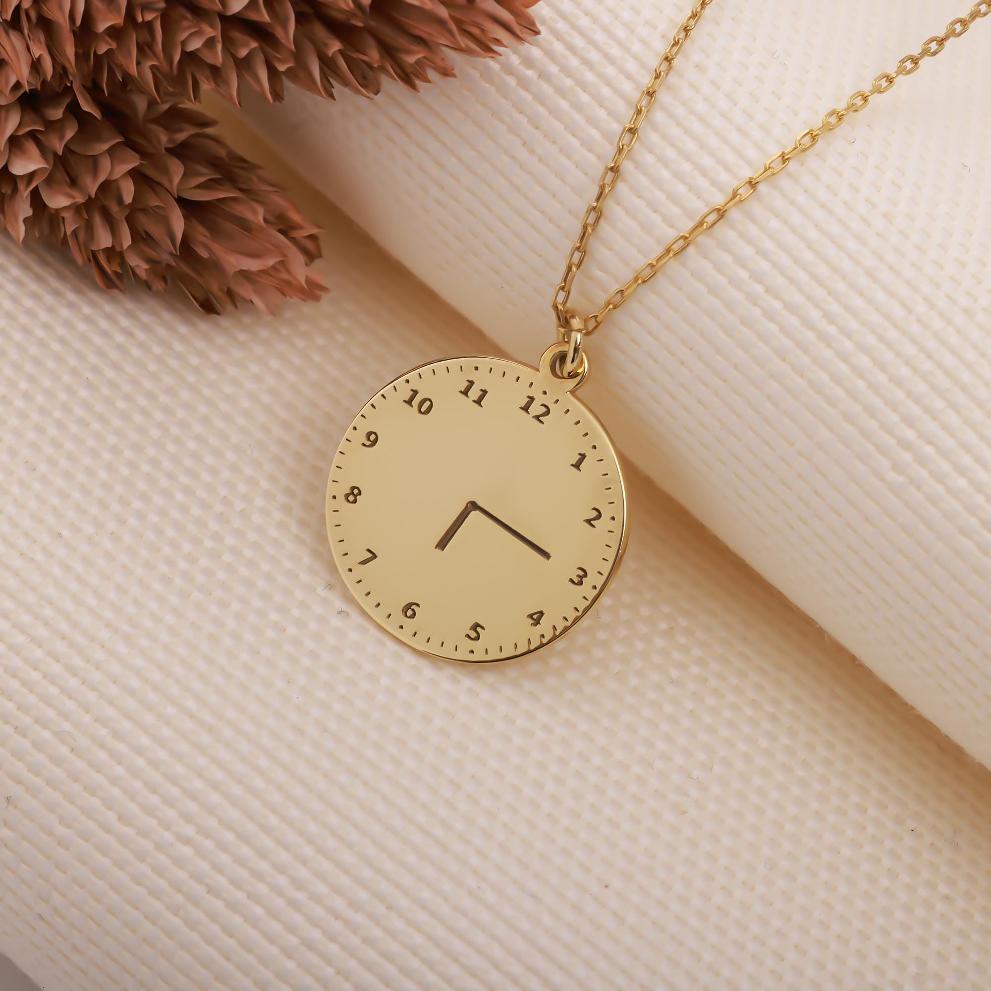 NEW STORY JEWELLERY women\'s roman clock charm in gold Petite Roman Numerals 5-Link Gold main image 3