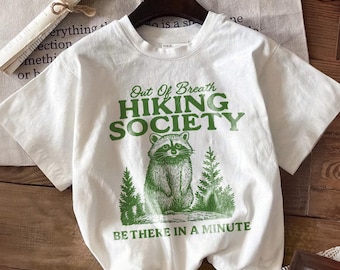 Camiseta Out of Breath Hiking Society | Camiseta gráfica engraçada para caminhadas | Camiseta Raccoon Trash Panda | Camiseta Nature Lover | Camiseta de algodão unissex para adultos