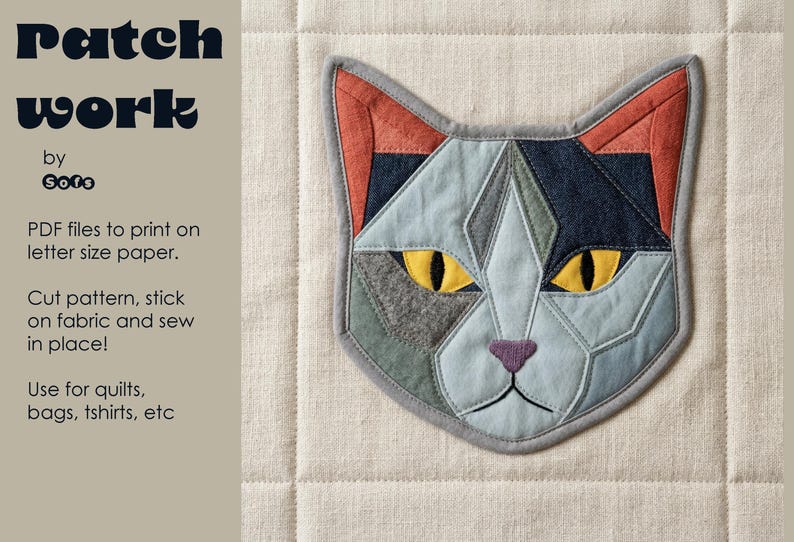 K&ouml;nnte beinhalten: Ein geometrisches Patchwork-Katzen-Gesicht in Blau-, Grau-, Orange- und Lilat&ouml;nen mit gelben Augen. Das Design befindet sich auf einem gesteppten Hintergrund. Der Text links lautet "Patch work by Goto" und enth&auml;lt Anweisungen zur Verwendung.