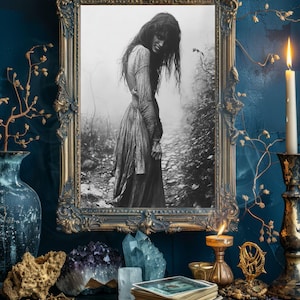 Póster de bruja del bosque embrujado, arte mural gótico de mujer sonriente y espeluznante, impresión de terror de Dark Academia, foto vintage espeluznante en blanco y negro (Wt_002)