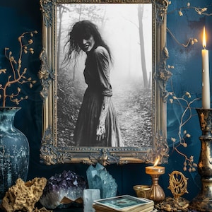 Póster de bruja del bosque embrujado, arte mural gótico de mujer sonriente y espeluznante, impresión de terror de Dark Academia, foto vintage espeluznante en blanco y negro (Wt_016)