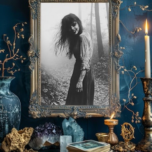 Póster de bruja del bosque embrujado, arte mural gótico de mujer sonriente y espeluznante, impresión de terror de Dark Academia, foto vintage espeluznante en blanco y negro (Wt_001)