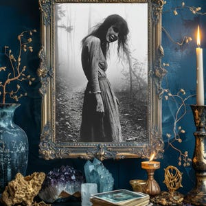 Póster de bruja del bosque embrujado, arte mural gótico de mujer sonriente y espeluznante, impresión de terror de Dark Academia, foto vintage espeluznante en blanco y negro (Wt_028)