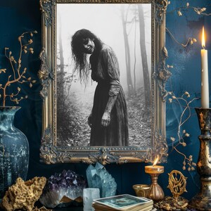 Póster de bruja del bosque embrujado, arte mural gótico de mujer sonriente y espeluznante, impresión de terror de Dark Academia, foto vintage espeluznante en blanco y negro (Wt_017)