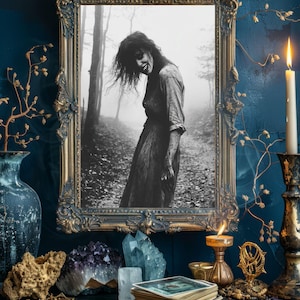 Póster de bruja del bosque embrujado, arte mural gótico de mujer sonriente y espeluznante, impresión de terror de Dark Academia, foto vintage espeluznante en blanco y negro (Wt_008)