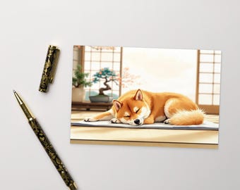 Puede incluir: Una postal con una ilustración de un perro Shiba Inu durmiendo. El perro es naranja y blanco, acostado sobre una esterilla en una habitación de estilo japonés. También se ve un bolígrafo con un diseño floral negro y dorado.
