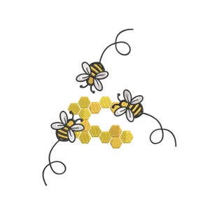 Könnte beinhalten: Gesticktes Design mit drei Cartoon-Bienen mit schwarz-gelben Streifen, weißen Flügeln und einem Wabenmuster in Gelbtönen. Die Bienen fliegen auf weißem Hintergrund um die Wabe herum.