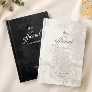 Peut inclure: Deux livres à couverture rigide avec des silhouettes de branches d'arbres. Le livre noir porte le texte blanc "the officiant", "SAM BROWN" et "NOAH & EMMA 07.16.2025". Le livre blanc porte le texte gris "the officiant", "SAM BROWN" et "NOAH & EMMA 07.16.2025".