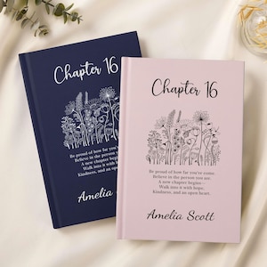 Puede incluir: Se muestran dos libros de tapa dura, uno azul marino y otro rosa rubor. Cada portada presenta el título "Chapter 16" en escritura elegante sobre una ilustración floral. Debajo de la ilustración hay una cita y el nombre "Amelia Scott".