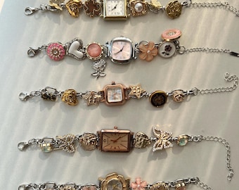 Złota bransoletka z chromowanym zegarkiem vintage, damski zegarek na rękę, złoty zegarek z zawieszką na guzik, zegarek z różowym kwiatem, elegancki zegarek z perłami, kolorowy dodatek na prezent
