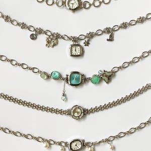 Elegante collar de reloj de plata minimalista, gargantilla de reloj Y2K, gargantilla de cadena de plata, gargantilla de reloj de perlas, collar de reloj azul, reloj con dije de corazón.